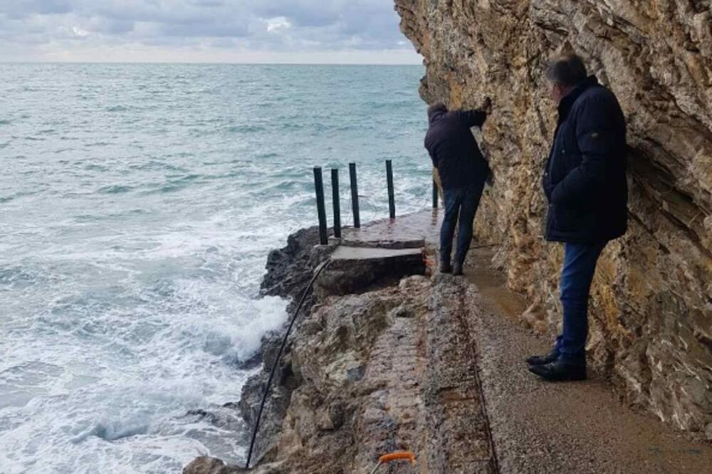 Talasi "odnijeli" i stazu ka Mogrenu, Foto: Vuk Lajović