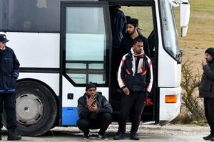 Bosna i Hercegovina i migranti: Oko 900 migranata na hladnoći,...