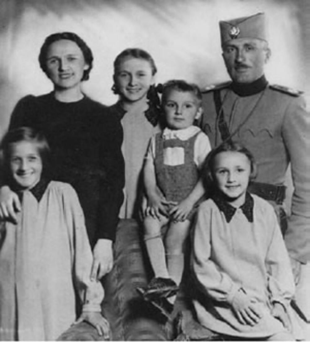 Sa roditeljima “i onim malenima”, u Sarajevu 1939