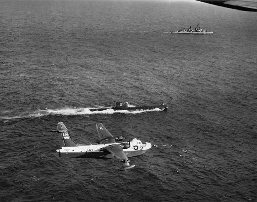Razarač i američki avion prate B-36 u Karibima 31. oktobra 1962.