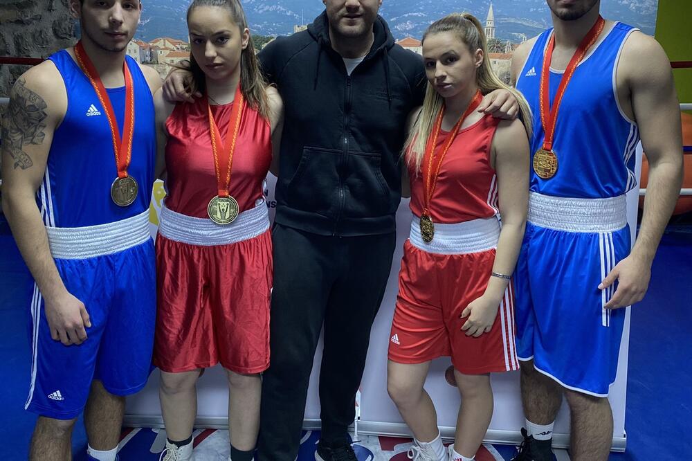 Selektor Ružić sa osvajačima medalja na prthopdnom EP za mlade, Foto: BK Budva