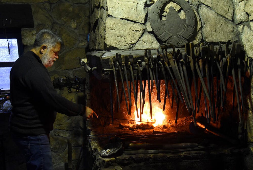 <p>Staropodgoričanin Nijazim Alković ni u sedmoj deceniji ne odustaje od zanata predaka, a raduje se što će mu se uskoro i sin pridružiti</p>