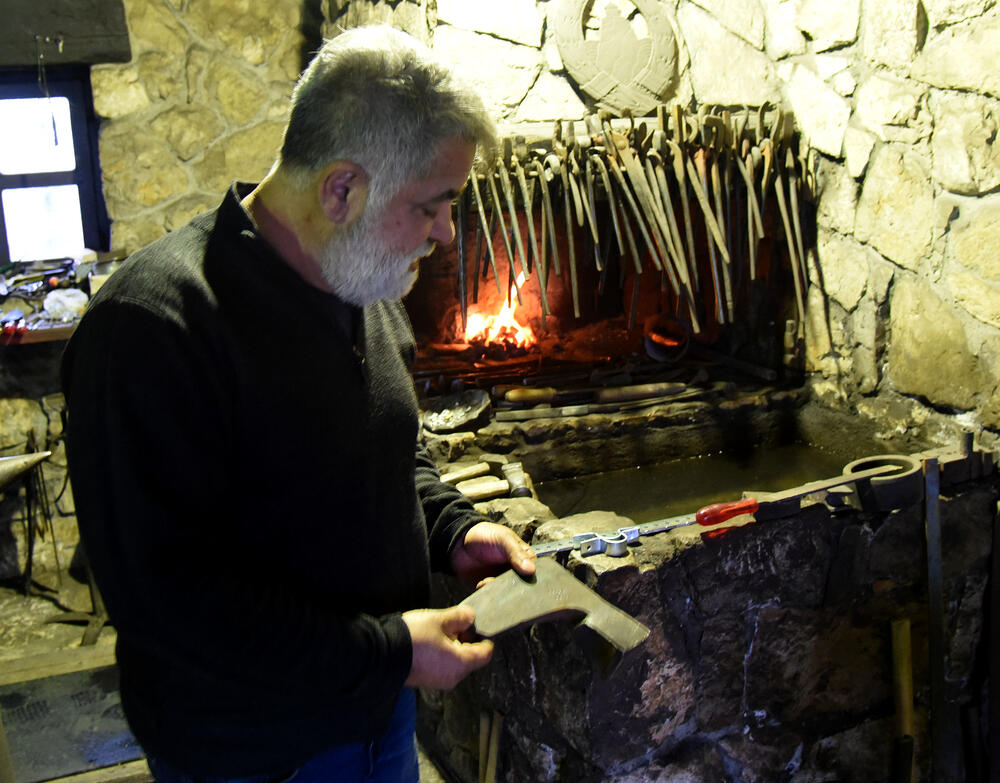 <p>Staropodgoričanin Nijazim Alković ni u sedmoj deceniji ne odustaje od zanata predaka, a raduje se što će mu se uskoro i sin pridružiti</p>