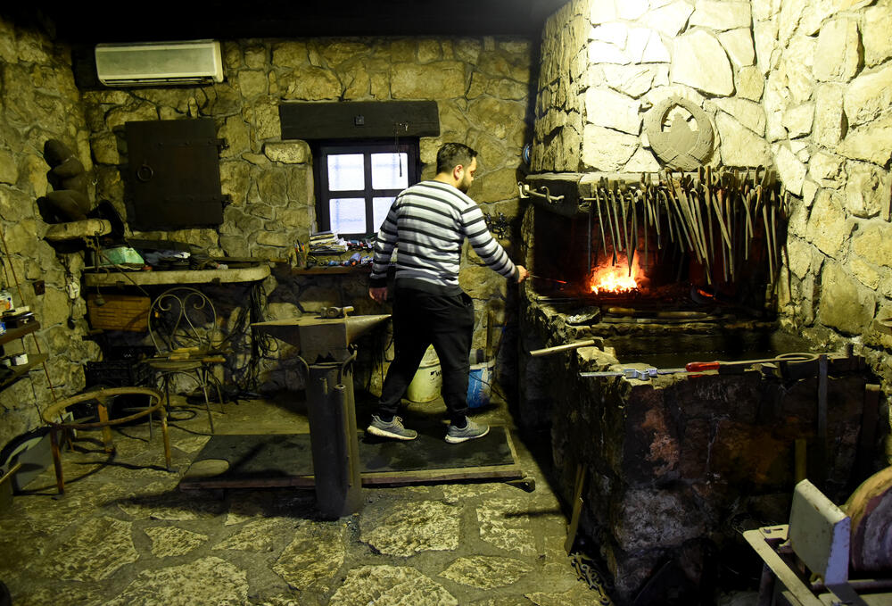 <p>Staropodgoričanin Nijazim Alković ni u sedmoj deceniji ne odustaje od zanata predaka, a raduje se što će mu se uskoro i sin pridružiti</p>