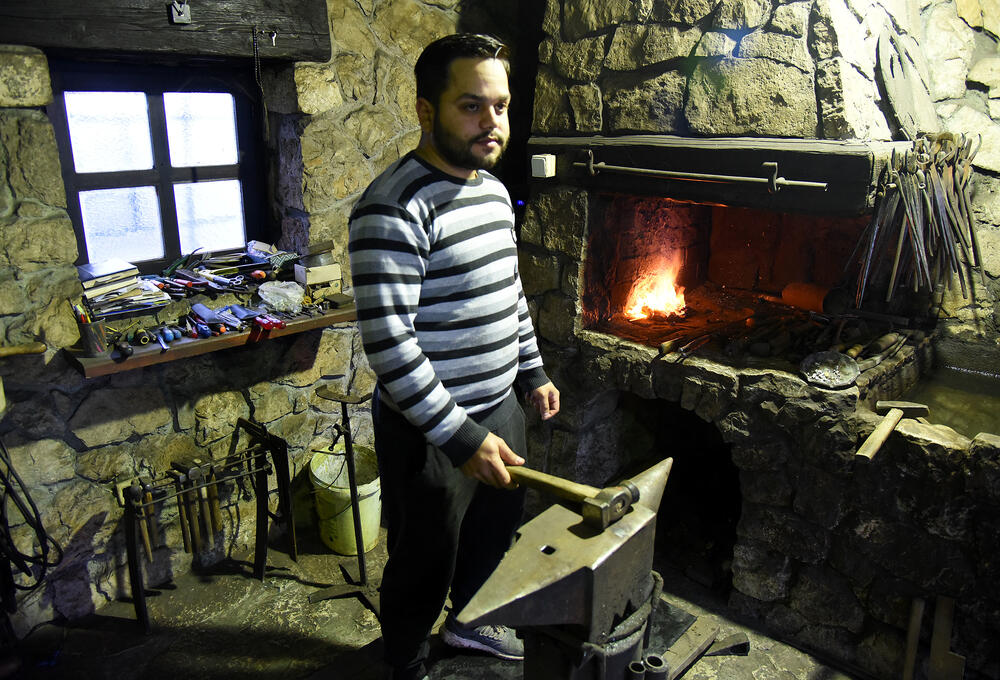 <p>Staropodgoričanin Nijazim Alković ni u sedmoj deceniji ne odustaje od zanata predaka, a raduje se što će mu se uskoro i sin pridružiti</p>