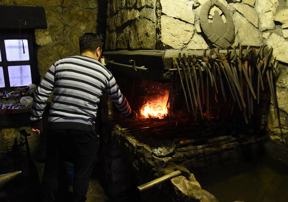 <p>Staropodgoričanin Nijazim Alković ni u sedmoj deceniji ne odustaje od zanata predaka, a raduje se što će mu se uskoro i sin pridružiti</p>