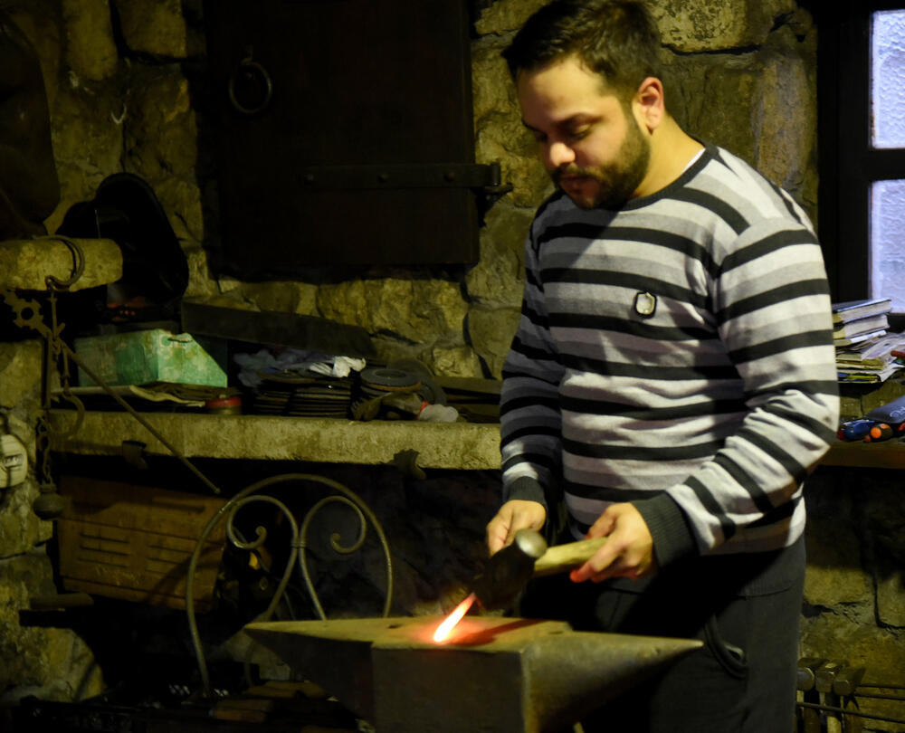 <p>Staropodgoričanin Nijazim Alković ni u sedmoj deceniji ne odustaje od zanata predaka, a raduje se što će mu se uskoro i sin pridružiti</p>