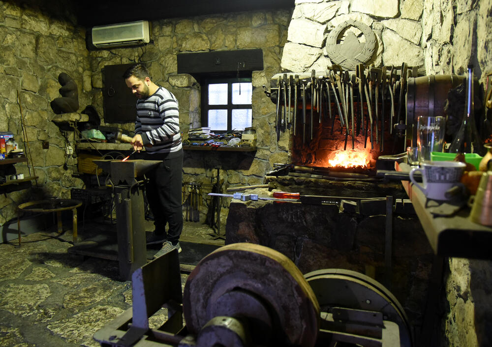 <p>Staropodgoričanin Nijazim Alković ni u sedmoj deceniji ne odustaje od zanata predaka, a raduje se što će mu se uskoro i sin pridružiti</p>