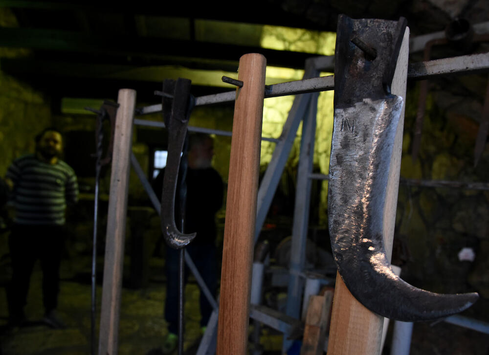 <p>Staropodgoričanin Nijazim Alković ni u sedmoj deceniji ne odustaje od zanata predaka, a raduje se što će mu se uskoro i sin pridružiti</p>