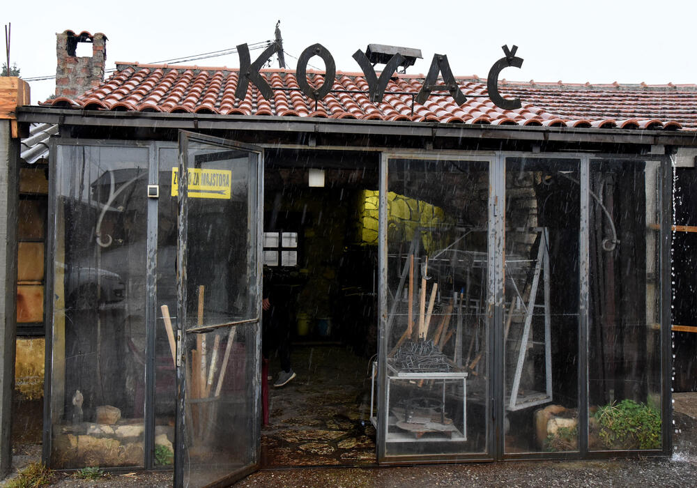 <p>Staropodgoričanin Nijazim Alković ni u sedmoj deceniji ne odustaje od zanata predaka, a raduje se što će mu se uskoro i sin pridružiti</p>