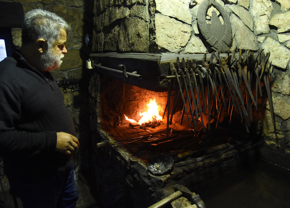 <p>Staropodgoričanin Nijazim Alković ni u sedmoj deceniji ne odustaje od zanata predaka, a raduje se što će mu se uskoro i sin pridružiti</p>