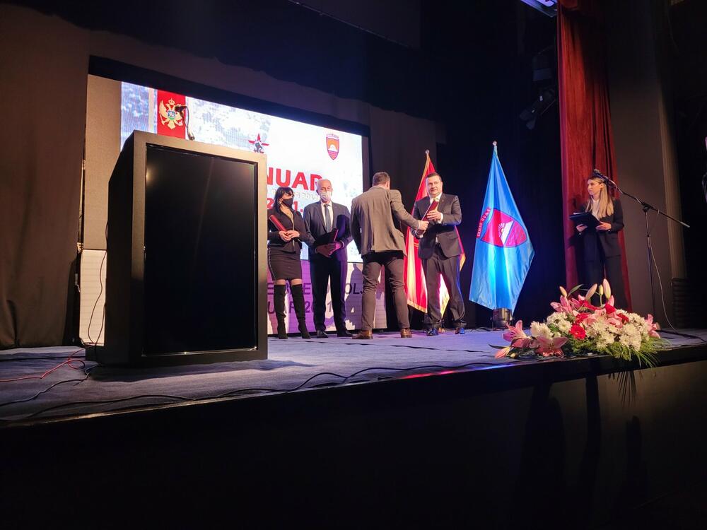 <p>Predsjednik Opštine Bijelo Polje danas je uručio i nagrade za sedam najboljih studenata</p>