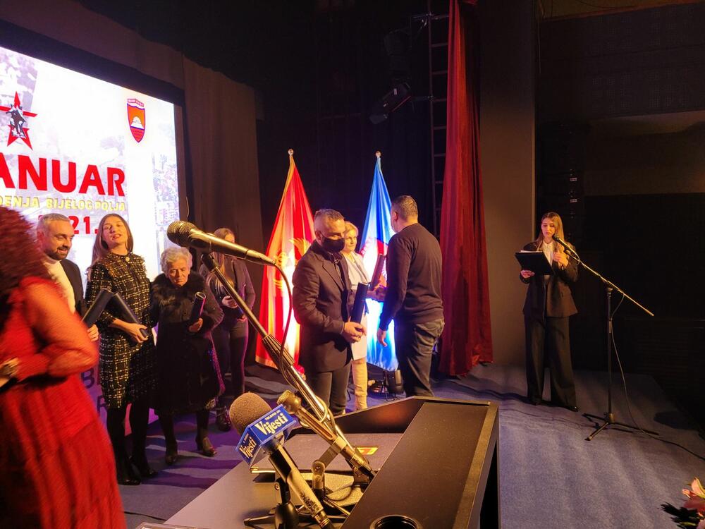 <p>Predsjednik Opštine Bijelo Polje danas je uručio i nagrade za sedam najboljih studenata</p>