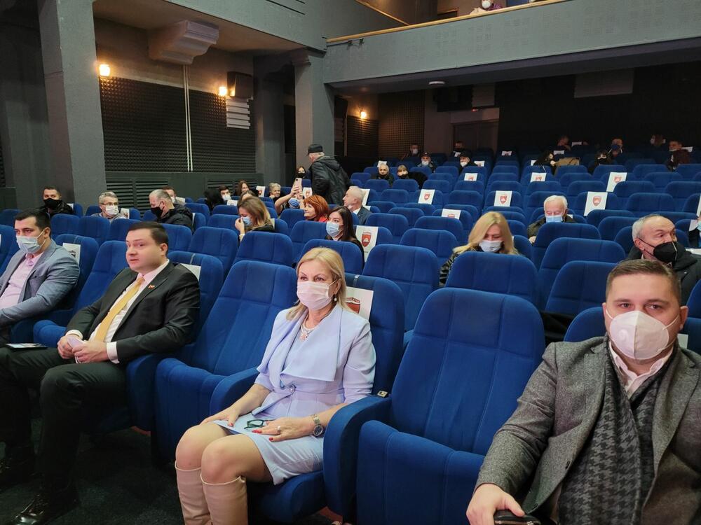 <p>Predsjednik Opštine Bijelo Polje danas je uručio i nagrade za sedam najboljih studenata</p>