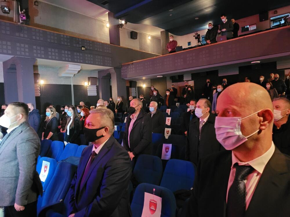 <p>Predsjednik Opštine Bijelo Polje danas je uručio i nagrade za sedam najboljih studenata</p>