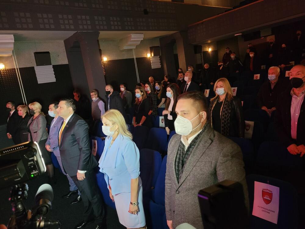 <p>Predsjednik Opštine Bijelo Polje danas je uručio i nagrade za sedam najboljih studenata</p>