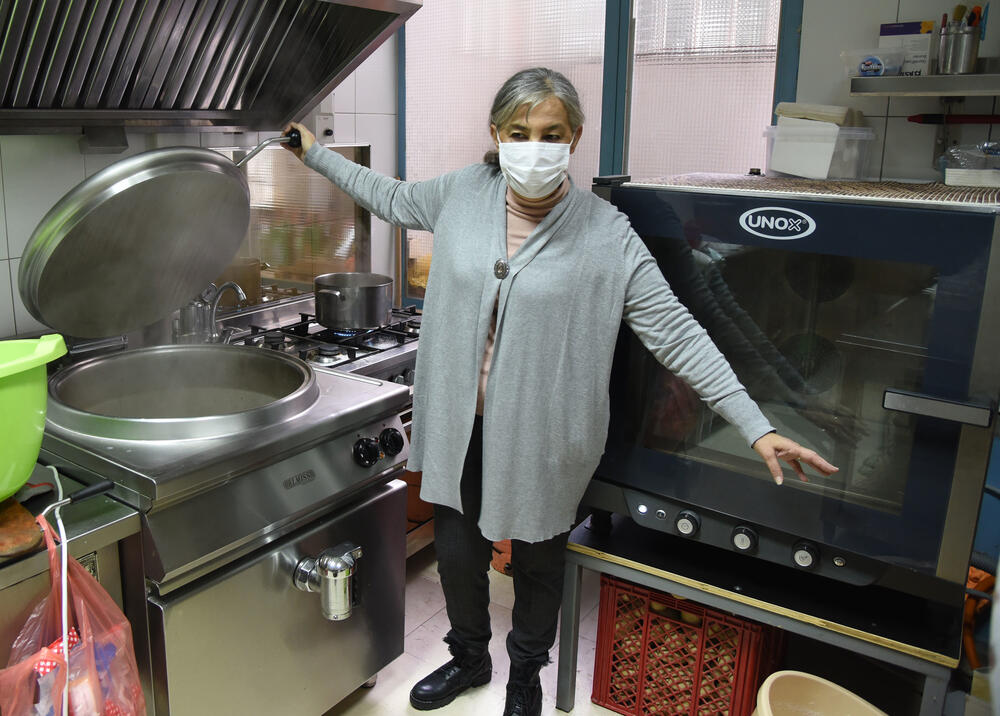 <p>Niko praznih ruku ne napušta narodnu kuhinju koju &ldquo;Žene Bara&rdquo; vode od 2018. godine, iako podjela obroka počinje u deset, neki od korisnika sat ranije su bili pred vratima, strpljivo čekajući možda jedini obrok koji će pojesti toga dana...</p>