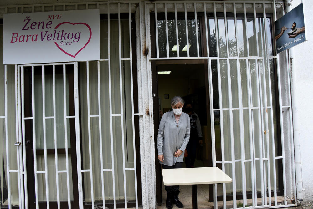 <p>Niko praznih ruku ne napušta narodnu kuhinju koju &ldquo;Žene Bara&rdquo; vode od 2018. godine, iako podjela obroka počinje u deset, neki od korisnika sat ranije su bili pred vratima, strpljivo čekajući možda jedini obrok koji će pojesti toga dana...</p>