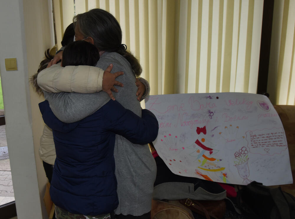 <p>Niko praznih ruku ne napušta narodnu kuhinju koju &ldquo;Žene Bara&rdquo; vode od 2018. godine, iako podjela obroka počinje u deset, neki od korisnika sat ranije su bili pred vratima, strpljivo čekajući možda jedini obrok koji će pojesti toga dana...</p>