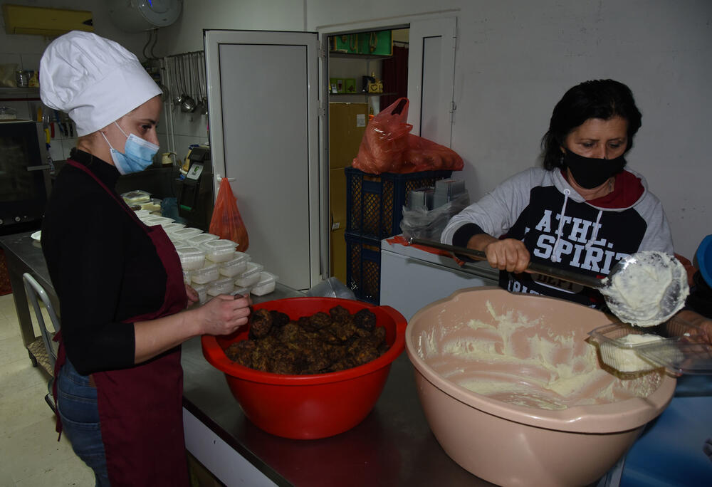 <p>Niko praznih ruku ne napušta narodnu kuhinju koju &ldquo;Žene Bara&rdquo; vode od 2018. godine, iako podjela obroka počinje u deset, neki od korisnika sat ranije su bili pred vratima, strpljivo čekajući možda jedini obrok koji će pojesti toga dana...</p>