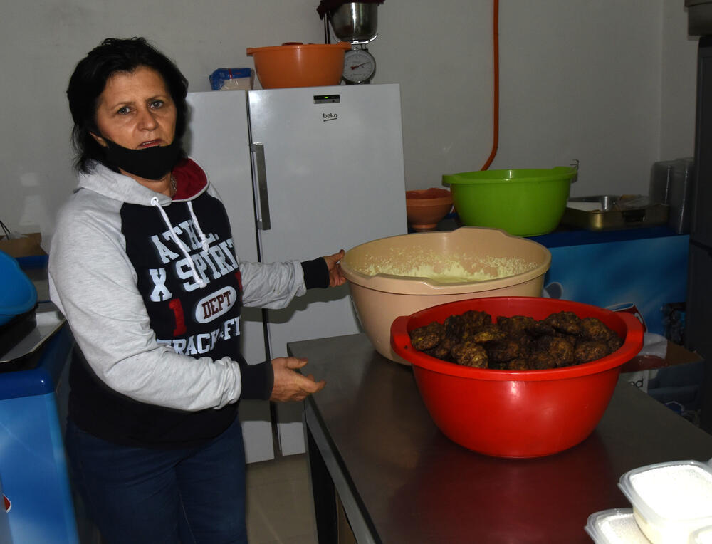 <p>Niko praznih ruku ne napušta narodnu kuhinju koju &ldquo;Žene Bara&rdquo; vode od 2018. godine, iako podjela obroka počinje u deset, neki od korisnika sat ranije su bili pred vratima, strpljivo čekajući možda jedini obrok koji će pojesti toga dana...</p>