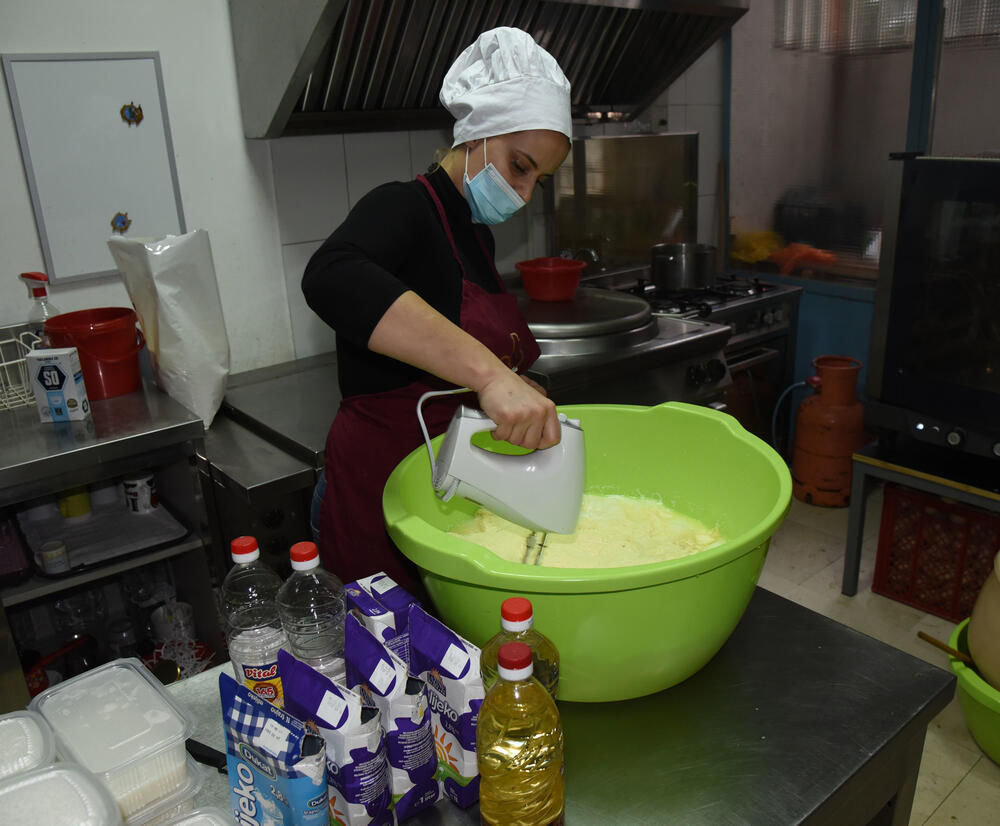 <p>Niko praznih ruku ne napušta narodnu kuhinju koju &ldquo;Žene Bara&rdquo; vode od 2018. godine, iako podjela obroka počinje u deset, neki od korisnika sat ranije su bili pred vratima, strpljivo čekajući možda jedini obrok koji će pojesti toga dana...</p>