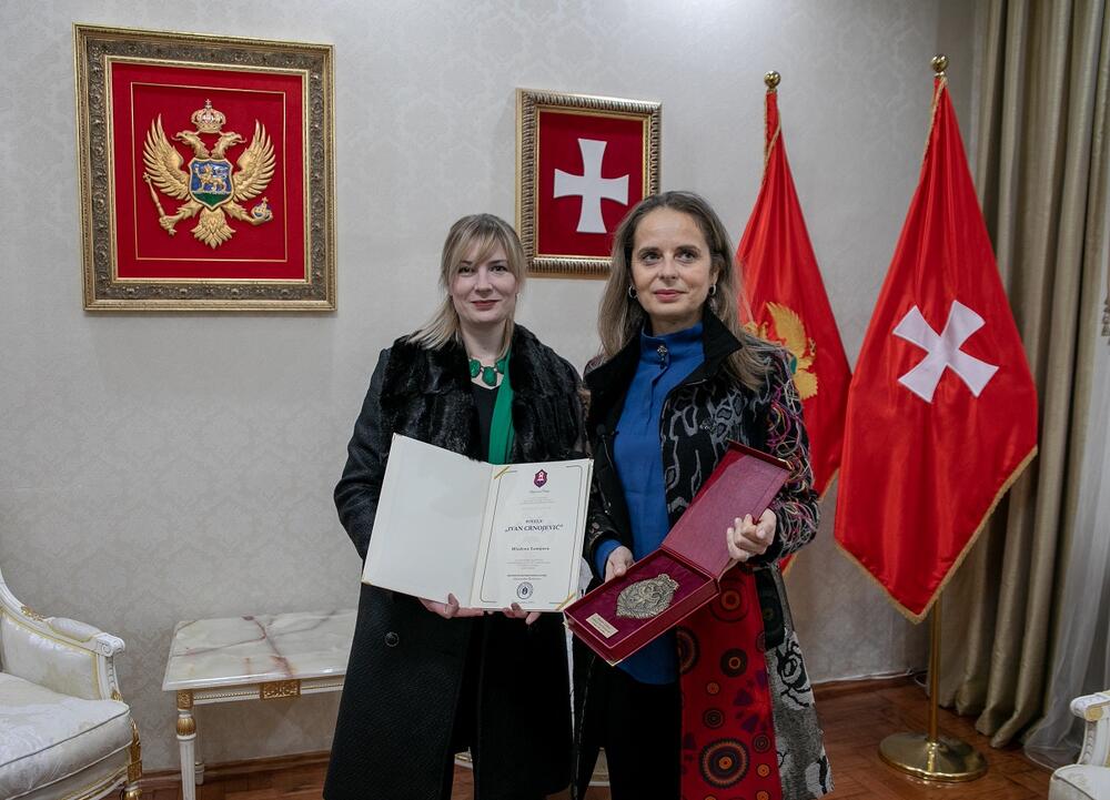 Priznanje uručeno kćerkama Mladena Lompara: Hajdana Huter (lijevo) i Isidora Kovačević (desno)