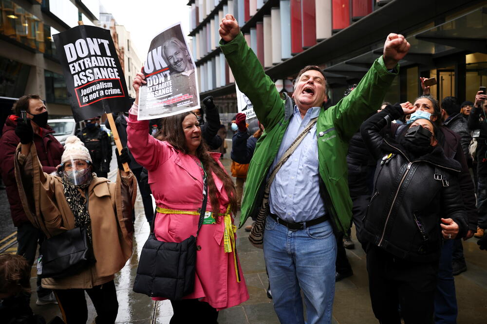Ljudi slave nakon odluke suda, Foto: Reuters