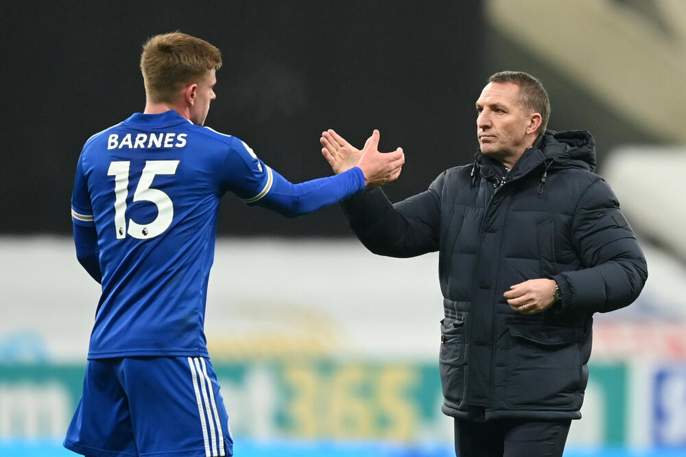 Rodžers sa Harvijem Barnsom na jučerašnjem meču, Foto: Reuters