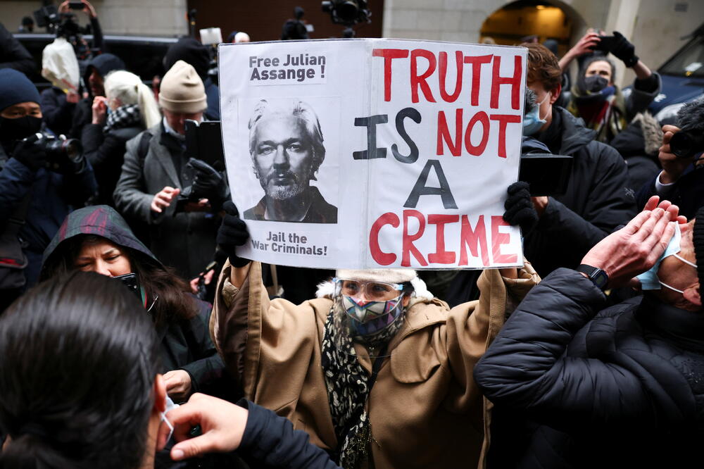 Asanžove pristalice juče ispred sudnice u Londonu, Foto: REUTERS