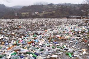 Potpećko jezero u Srbiji zatrpano smećem, pluta i mrtvački sanduk