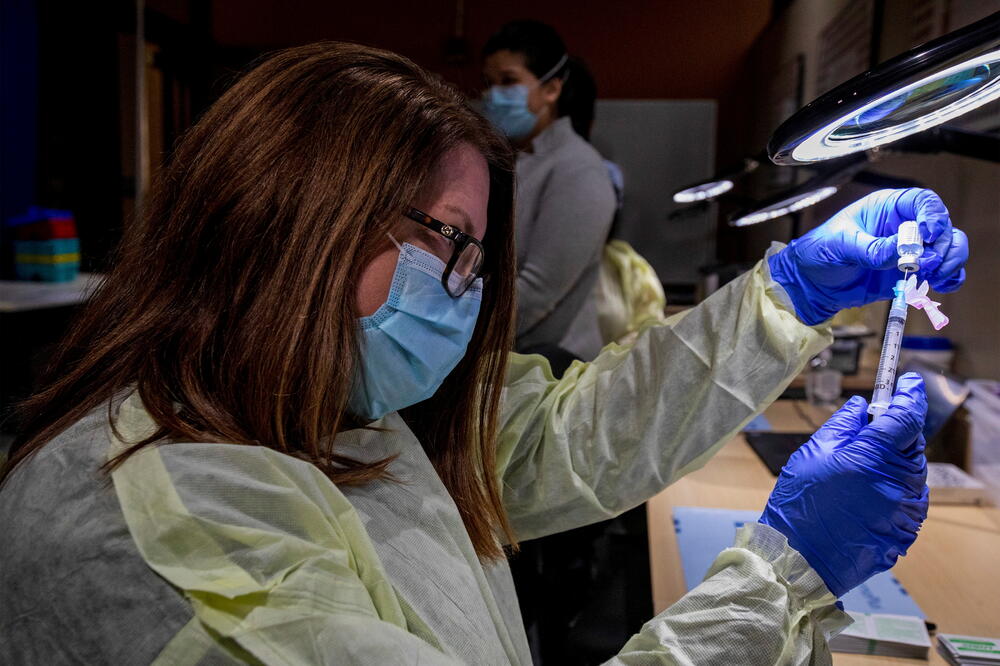 BioNTek i Fajzer preporučuju da dvije doze vakcine budu date u razmaku od najviše tri nedjelje, Foto: reuters