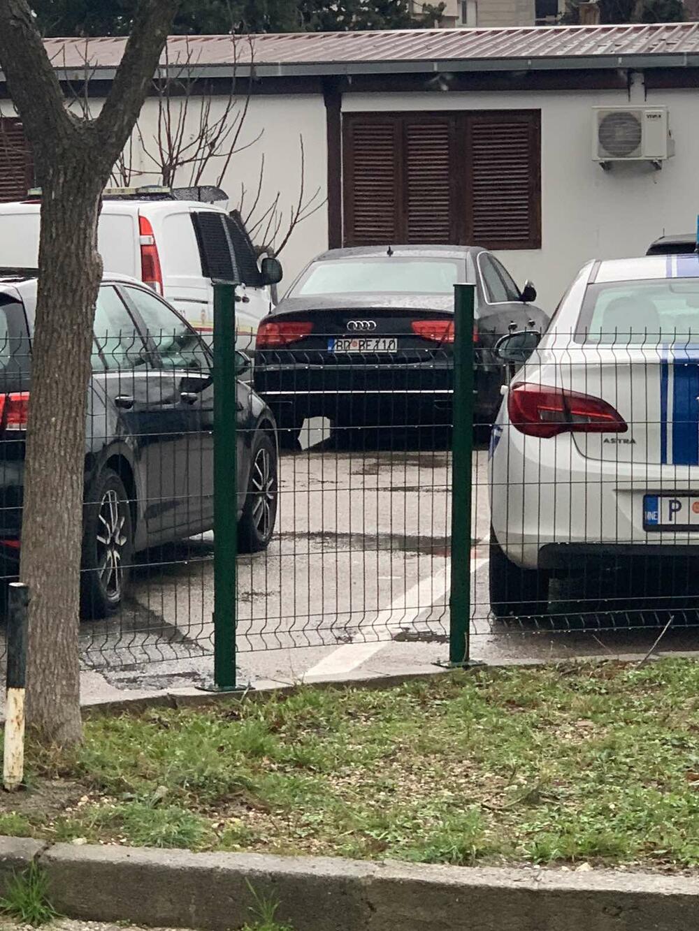 Automobil Mićunovića na parkingu policijske stanice