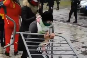 Grupa građana pokušala da ukloni ogradu na cetinjskom Trgu