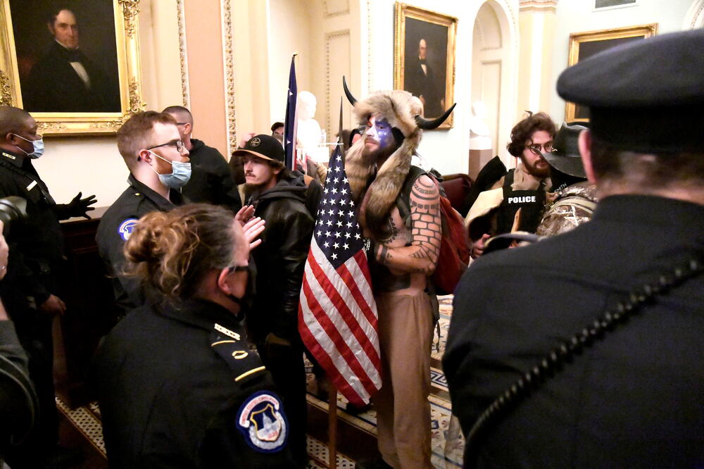 Džejk Anđeli s Trampovim pristalicama sinoć u Kongresu, Foto: Reuters