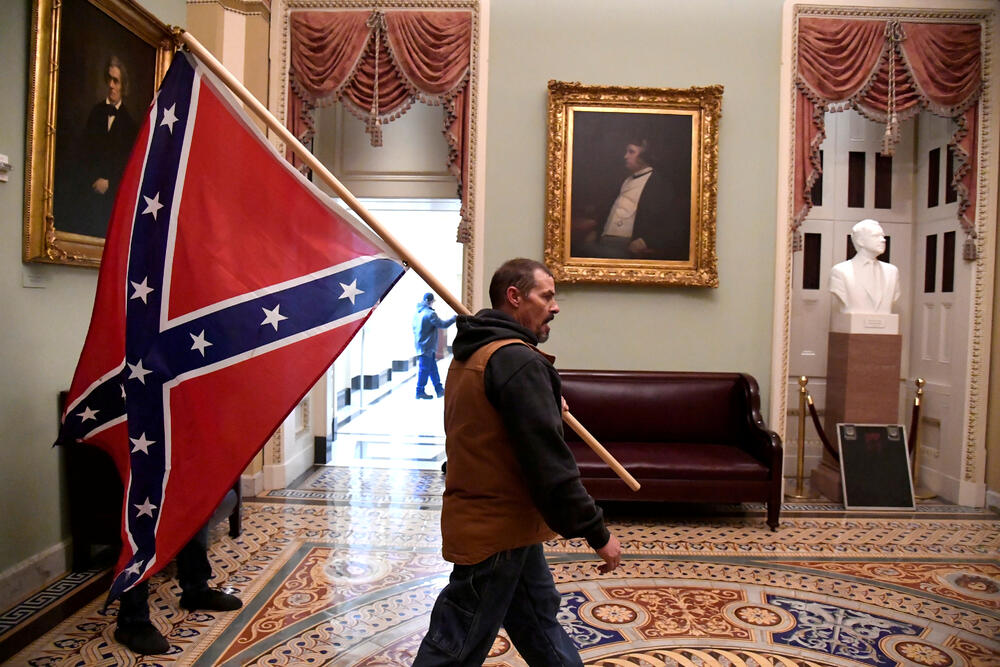 Pristalica Trampa sa konfederalnom zastavom