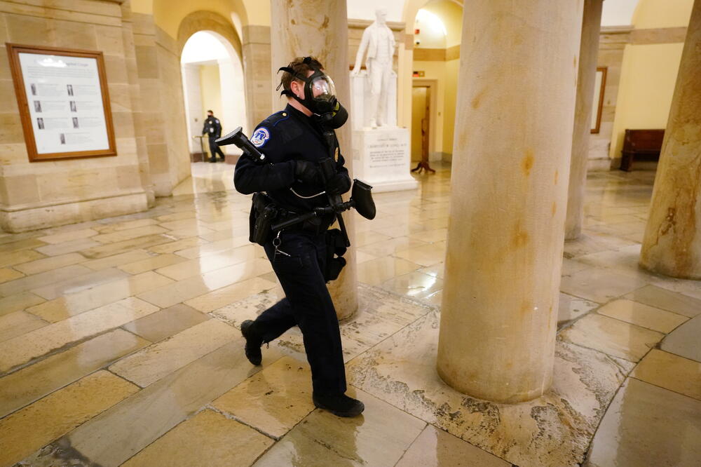 Policija na neredima u Kapitol Hilu, Foto: Reuters