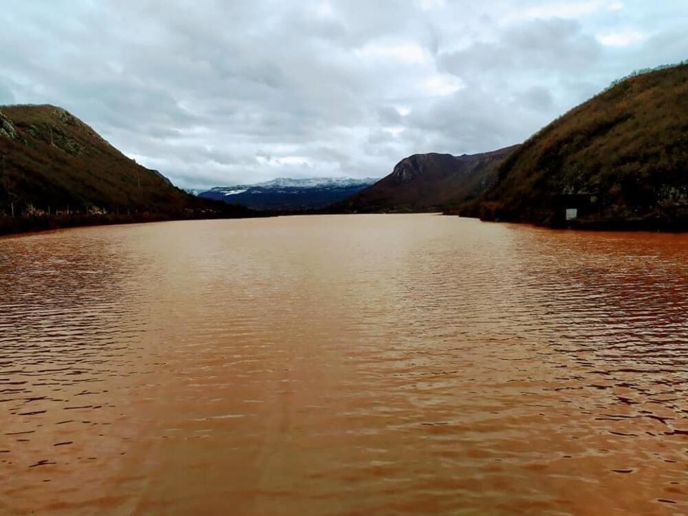 Rijeka u crvenoj boji