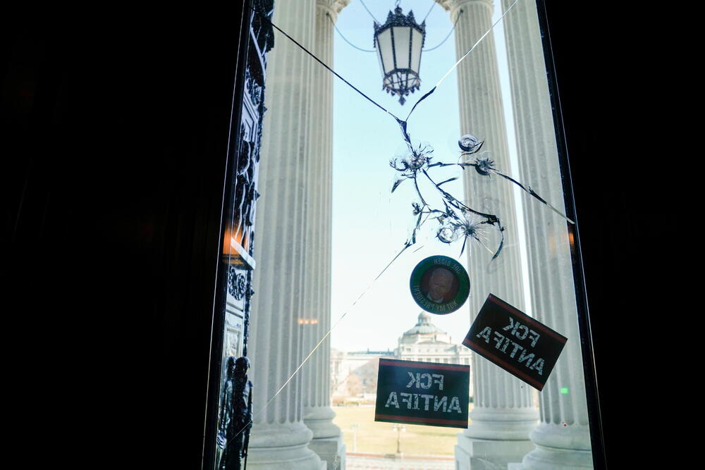  Ulaz u zgradu Kapitola dan nakon upada demonstranata