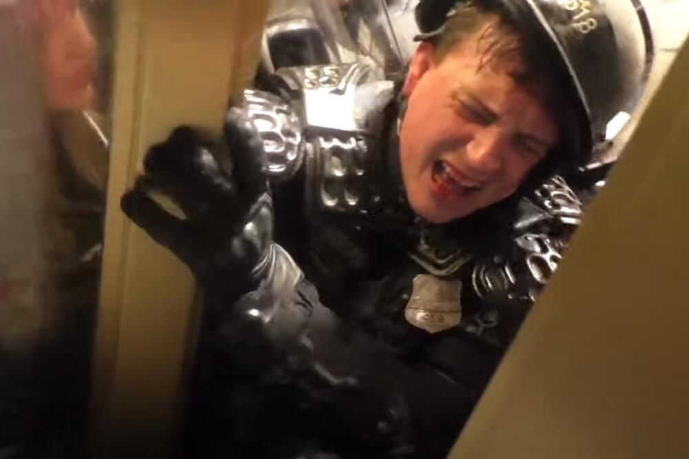 Policajac kojeg su priklještile Trampove pristalice, Foto: Screenshot/Youtube