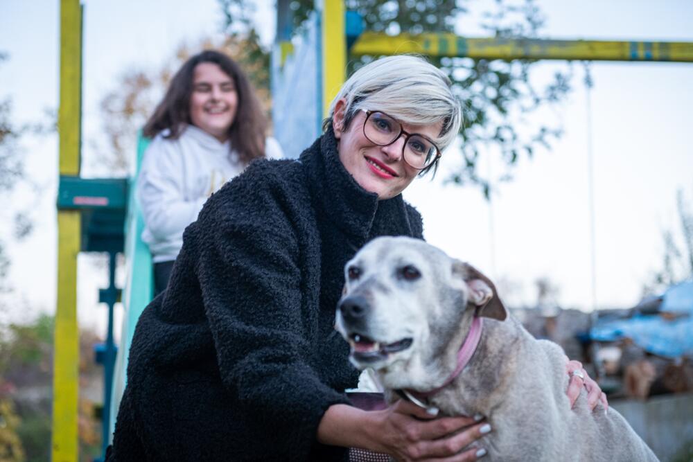 I Dejana i Sofi puno vremena provode vani, a još kada im se pridruži njihov vjerni drugar....