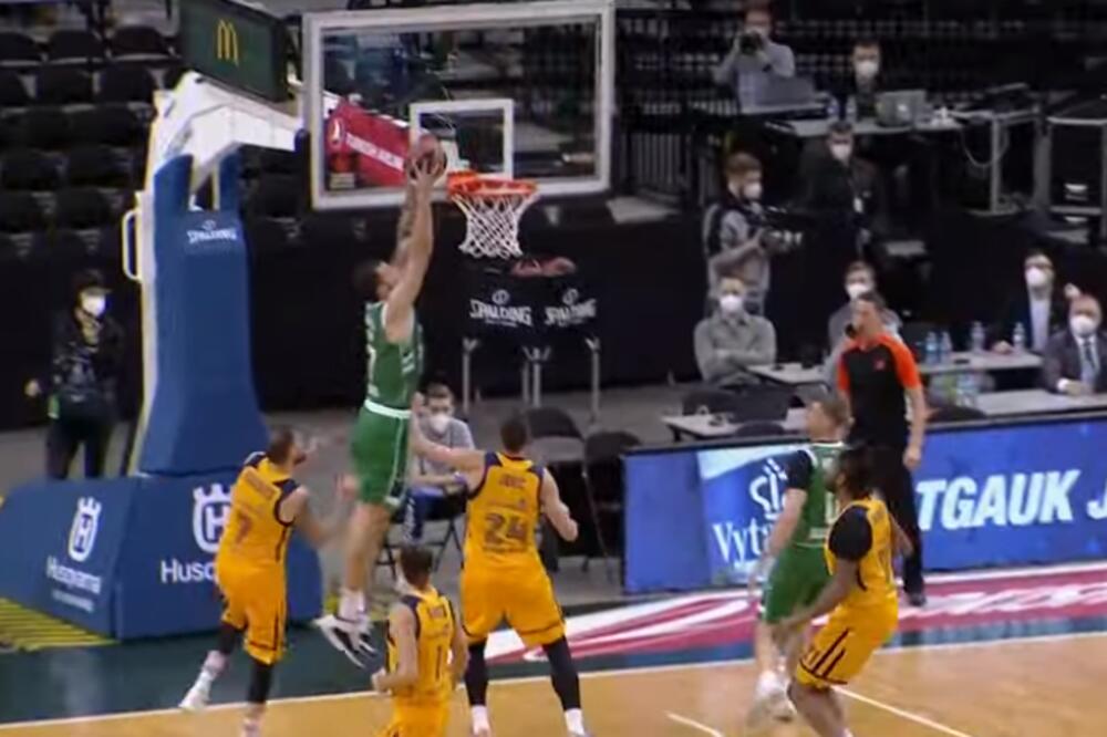 Lovernj zakucava na sinoćnjem meču, Foto: Printscreen YouTube