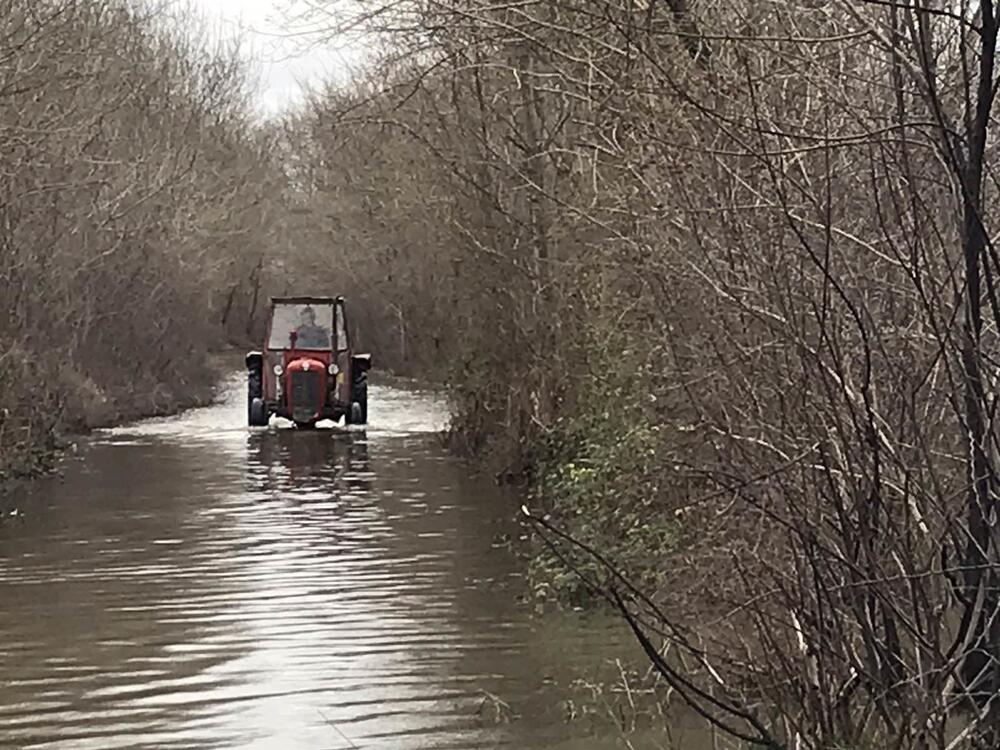 Do kuća se ne može bez traktora