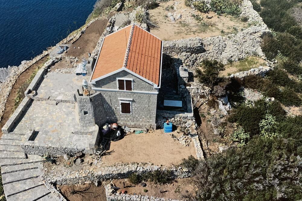 Uprava za nekretnine pokušala da uoči izbora uknjiži vilu Džakovića, Foto: Demokratski front