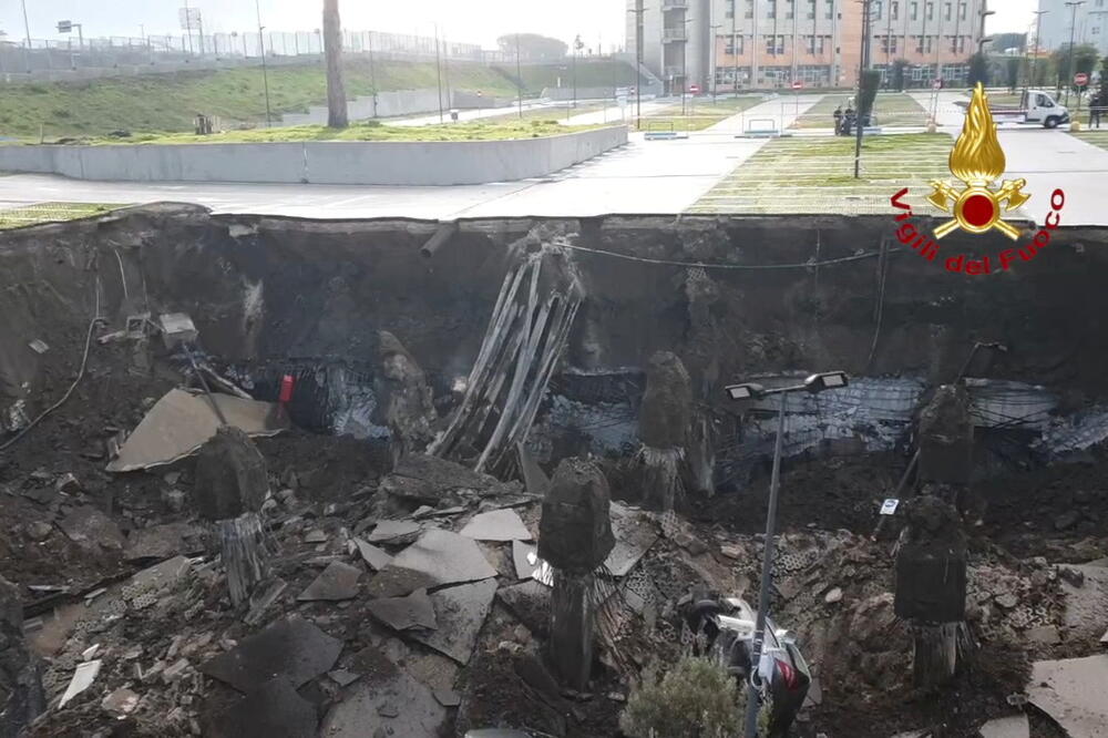 U Napulju se otvorio krater dubok 20 metara, Foto: Reuters