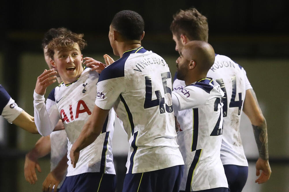 Rekorderu Totenhema, Devinu, čestitaju oduševljeni saigrači, Foto: REUTERS