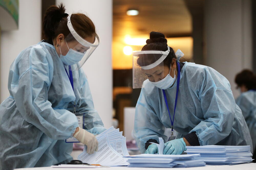 Brojanje glasova na jednom biračkom mjestu, Foto: Reuters