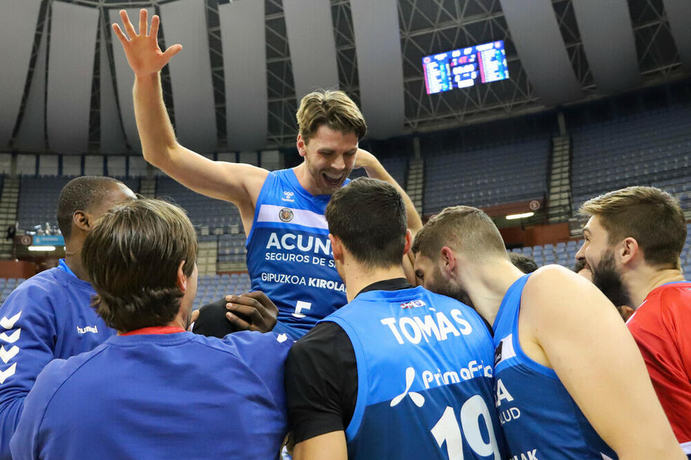 Majk Karlson na rukama saigrača, Foto: Acb.com