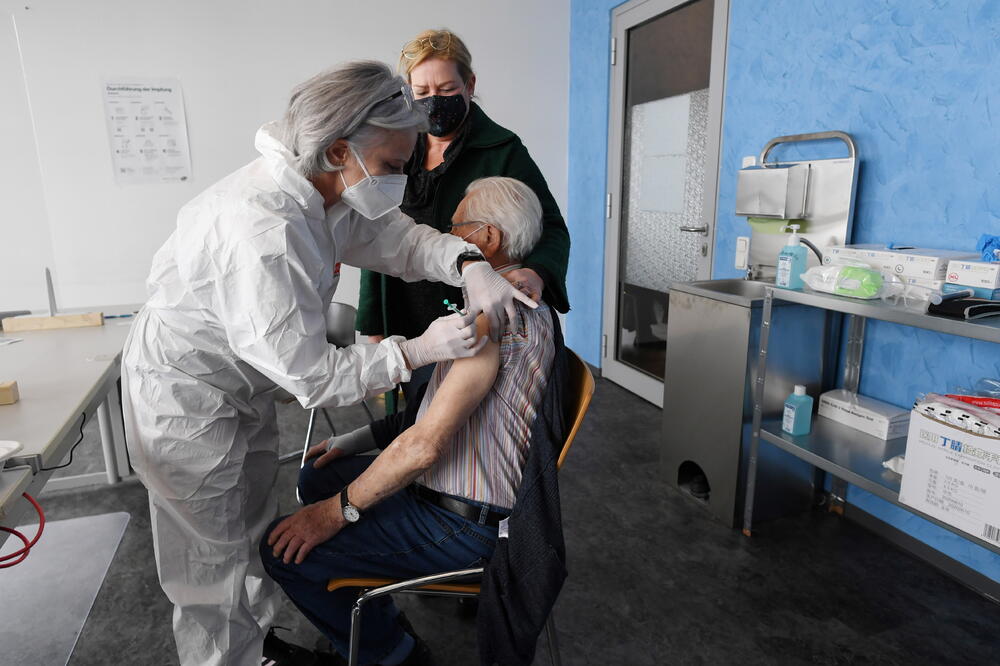 Njemačka je kao prioritet stavila vakcinaciju u domovima za starije osobe, Foto: REUTERS