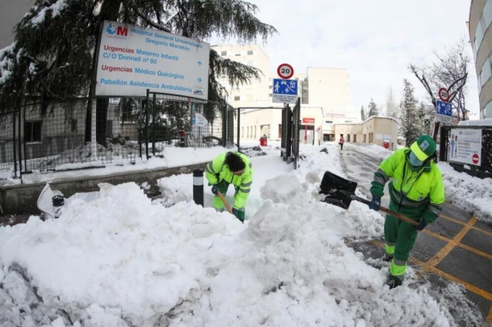 Radnici u Madridu raščićavaju sneg ispred ulaza u bolnicu, Foto: EPA